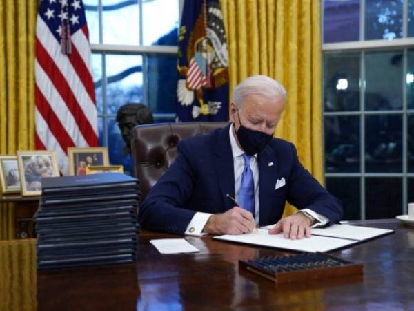 La agenda migratoria de Biden incluye principalmente un ambicioso proyecto de ley que prevé un camino de ocho años para que los indocumentados obtengan la ciudadanía. Foto: AFP.