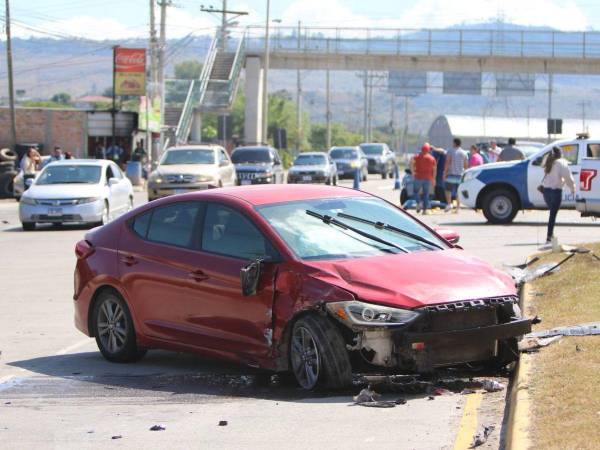 Los vehículos implicados en la colisión sufrieron fuertes daños materiales.