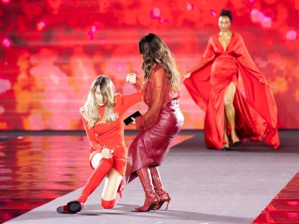 ¿Cuánto cuestan las botas que provocaron la caída de Belinda en París Fashion Week?