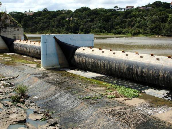 Desde hace unos días que se usó este método en la represa Los Laureles para captar más agua y tener un mejor servicio en la ciudad.