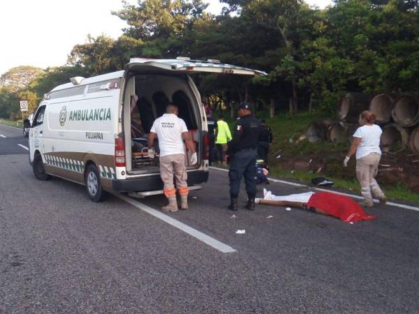 Cuerpos de socorro llegaron a la escena del accidente, pero lamentablemente algunas personas ya no presentaban signos vitales.