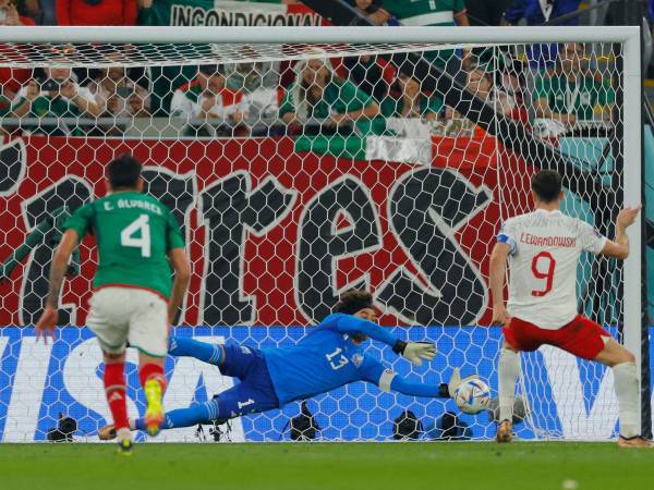 Guillermo Ochoa adivinó el lanzamiento penal de Robert Lewandowski