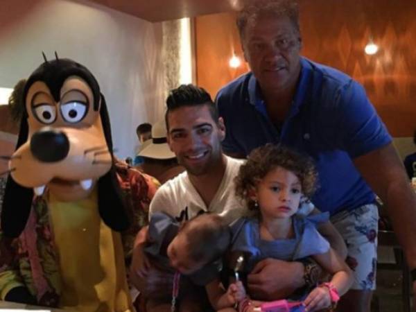 Esta es una de las fotos que compartió Falcao, en su cuenta oficial de Instagram, para recordar a su papá.