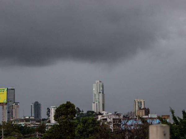 Imagen de archivo del cielo de Tegucigalpa, capital de Honduras, previo a una tormenta.