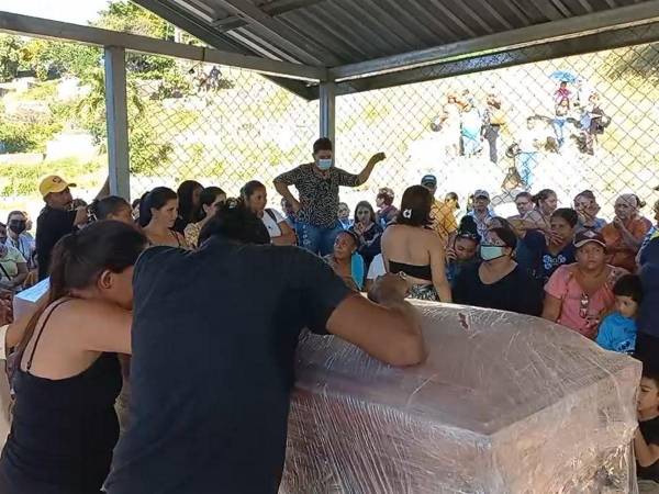 Entre llanto, la comunidad de Los Fuertes despidió a una de las jóvenes, mientras que en Pandy Town se lloraba la muerte de las otras dos amigas.