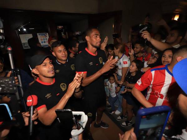 Los jugadores bajaron de sus habitaciones a cantar con sus hinchas.