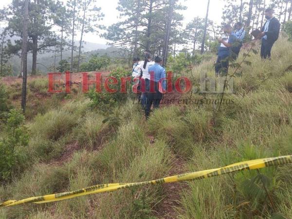 Las autoridades policiales llegaron a la zona para inspeccionar el área donde se encontraba el cuerpo.