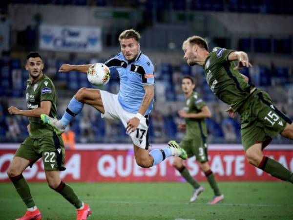 El delantero de Lazio, Ciro Immobile compite con el defensor Ragnar Klavan de Cagliari de Estonia durante el partido de fútbol de la Serie A Lazio vs Cagliari en el Estadio Olímpico de Roma el 23 de julio de 2020. Foto: Agencia AP.