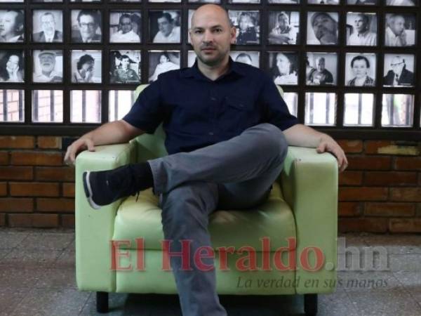 Distendido y feliz en la Editorial Universitaria, Giovanni también tiene su propia editorial, Mimalapalabra, que ha publicado 21 libros. Foto: Emilio flores/Archivo