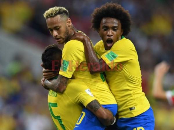 Paulinho celebra con Neymar y Willian. Foto AFP