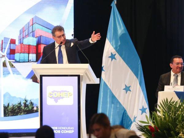 Mateo Yibrin brindó su discurso de despedida durante la asamblea general del Cohep.