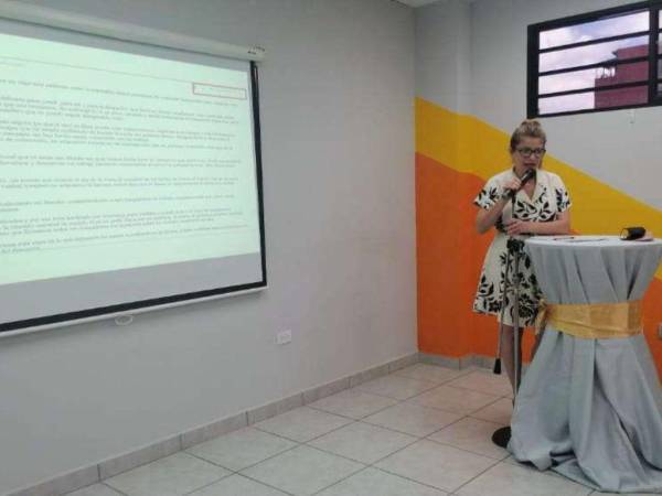 Karen Rodríguez mostró parte de los mensajes en conferencia.