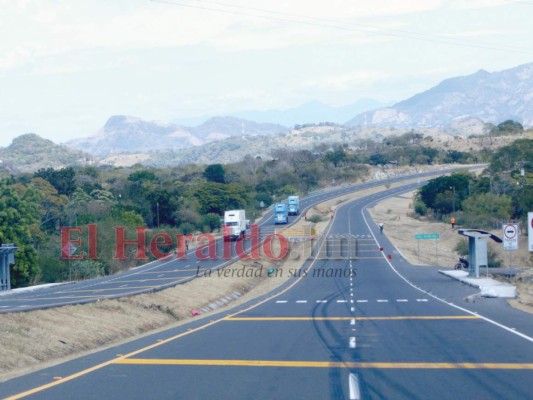 Al menos el 50 por ciento del Canal Seco está en excelentes condiciones con todo lo que requiere una carretera de tráfico de vehículos pesados. Foto: Johny Magallanes/EL HERALDO.