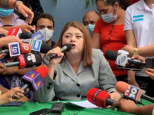 La exdirectora del IHSS durante su conferencia de prensa.