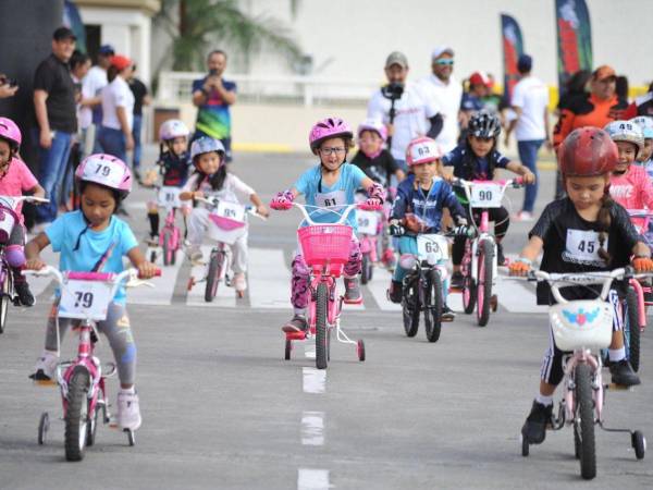 Los pequeños ciclistas de la categoría de 5 a 6 años fueron los siguientes en mostrar sus destrezas en el circuito de la Vuelta Infantil 2023. Las primeras en iniciar fueron las niñas.