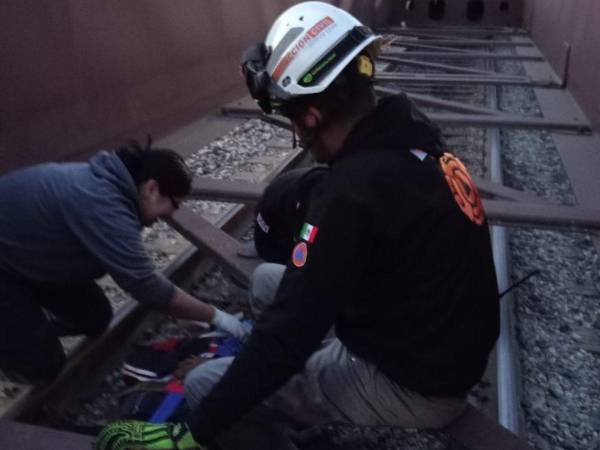 El trágico incidente ocurrió cuando los padres, llevando a su hija en brazos, intentaron subirse al tren en movimiento sin éxito. Los tres cayeron, siendo impactados por la pesada estructura del ferrocarril.