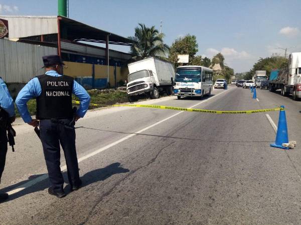 El vehículo de transporte quedó estacionado en medio de la carretera.