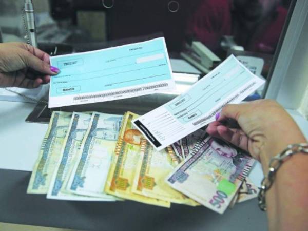 El uso de cheque en moneda nacional ha bajado de manera interanual en 8.08% a septiembre 2024 y 20.79% en dólares, de acuerdo con el Banco Central.