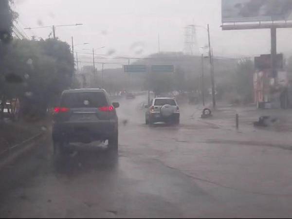 El ingreso de una vaguada prefrontal y un frente frío en el país ha provocado lluvias este domingo en la capital.