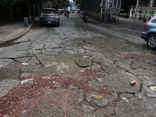 Así está la calle posterior del Instituto San Francisco, la que necesita mantenimiento con urgencia ya que por ella pasan miles de vehículos al día.