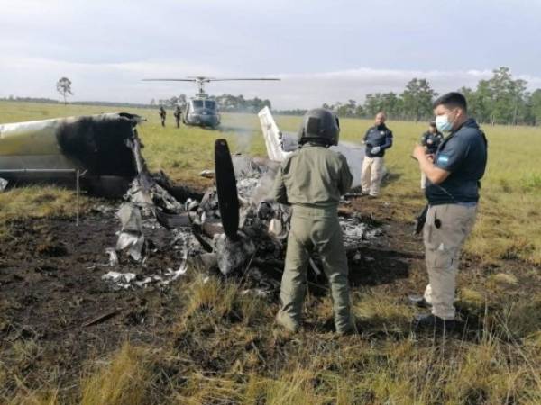 Según el reporte de las autoridades, la avioneta fue incinerada justo después de que los traficantes concluyeron de descargar los estupefacientes.