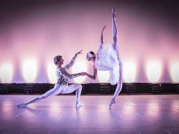 Noche de arte y elegancia con ‘El Lago de los Cisnes’ en el Teatro Nacional de Tegucigalpa. Una experiencia única con talento internacional.