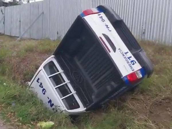 El hecho ocurrió en horas de la mañana de este jueves. Los agentes policiales resultaron heridos y fueron trasladados a un centro policial.