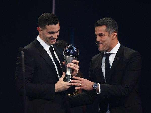 Emiliano Martínez recibió el premio de manos de Julio César.