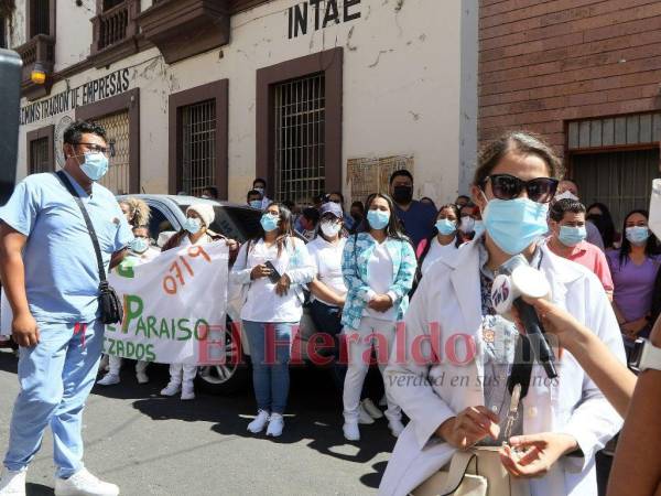 Los empleados sanitarios reclaman al gobierno su permanencia.