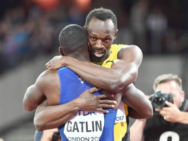 Usain Bolt abraza al estadounidense Justin Gatlin tras la carrera de 100 metros en el Mundial de Atletismo que se realizó en Londres (Foto: Agencia AFP)