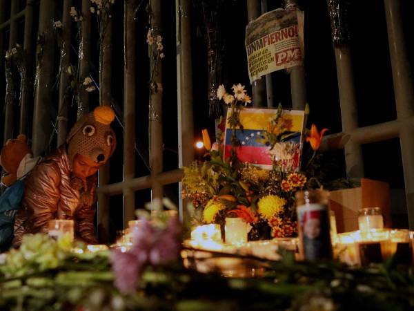 Familiares de los migrantes detenidos en Ciudad Juárez hicieron un altar afuera del centro.