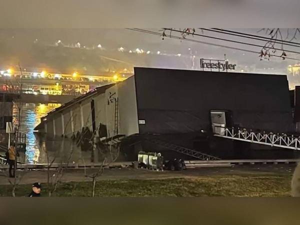 Parte de la discoteca quedó sumergida en el río Sava.