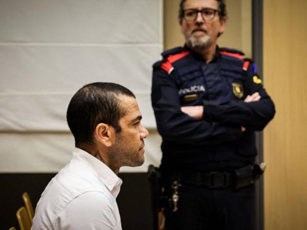 El futbolista brasileño Dani Alves, ex estrella del Barça y del PSG, va a juicio en Barcelona acusado de violación una mujer en un club nocturno local.