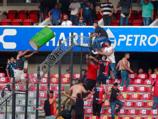 Los seguidores de Atlas pelean con los seguidores de Querétaro durante el partido de fútbol del torneo Clausura mexicano entre Querétaro y Atlas en el estadio Corregidora en Querétaro, México, el 5 de marzo de 2022.