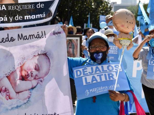 Una mujer participa de la marcha contra el aborto en México.