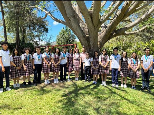 <i>Estudiantes de Macris School, con determinación y habilidades excepcionales, quienes participaron en la competencia internacional de Mathcounts, representando con orgullo a Honduras.</i>