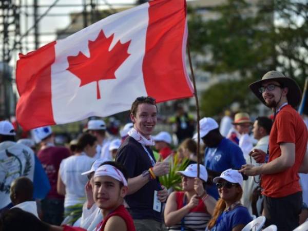 Peregrinos de todo el mundo acuden al centro histórico de la ciudad de Panamá en vísperas de la llegada del Papa Francisco. Foto AFP