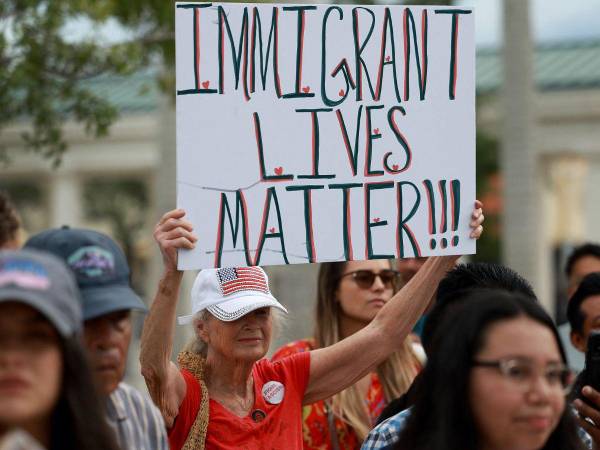 La primera marcha fue realizada el viernes en la ciudad de Tallahassee, capital del estado de Florida, donde personas de otros estados llegaron y se unieron a protesta.