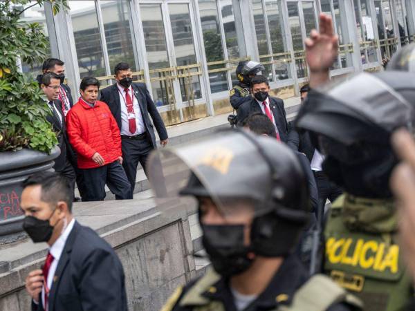 Vestido con una llamativa chamarra roja, el presidente de 52 años, llego a la Fiscalía, Pedro Castillo.