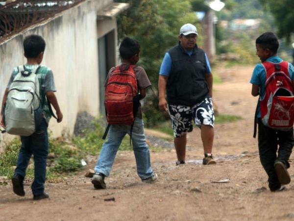 En más de la mitad de los casos la pobreza obliga a los padres a retirar a sus hijos de los centros educativos, según datos de la Asociación para una Sociedad más Justa.