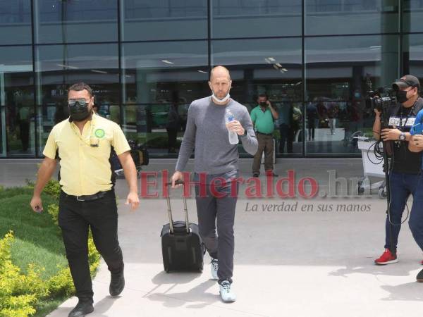 El DT estadounidense fue inmediatamente reconocido por varios aficionados hondureños al momento de arribar al aeropuerto internacional de Palmerola.