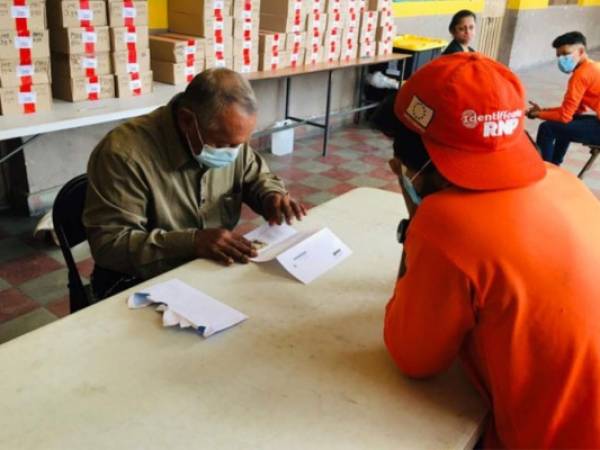 Los hondureños deben ingresar a la página del registro para verificar donde se encuentra su DNI. Foto: Cortesía.