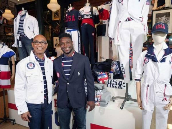 Los medallistas olímpicos en esgrima Peter Westbrook, a la izquierda, y Daryl Homer modelan los uniformes que el equipo estadounidense usará en la ceremonia inaugural de los Juegos Olímpicos de Tokio. Foto: AP