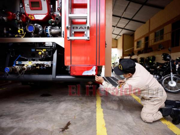 Un bombero muestra a la Unidad Investigativa de EL HERALDO Plus algunos de los golpes que han sufrido las unidades por fallas en el sistema de frenos.