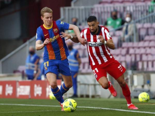 Frenkie de Jong pelea un balón con Yannick Carrasco durante el partido que Barcelona y Atlético de Madrid igualaron sin tantos el 8 de mayo del 2021 en Barcelona. Foto:AP