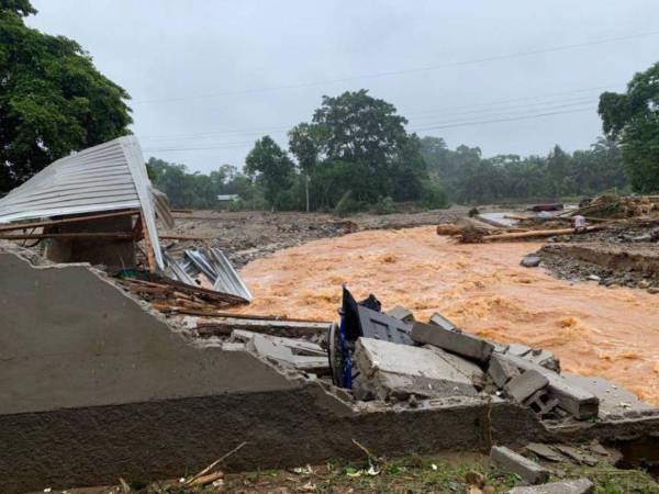 Destrucción e inundaciones dejó el paso del fenómeno Sara por Honduras.