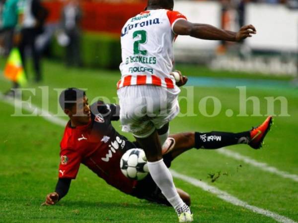 Brayan Beckeles jugando en el estadio Jalisco ante Atlas el sábado por la noche. Foto: Agencia AFP.