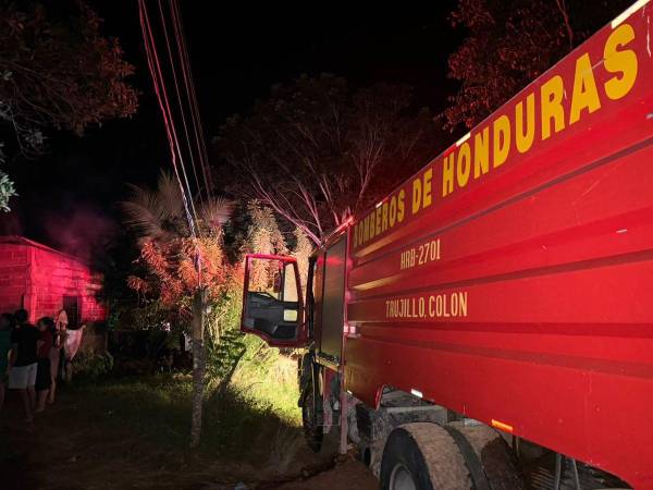 El Cuerpo de Bomberos llegó hasta el lugar donde se registró inicialmente el incendio.