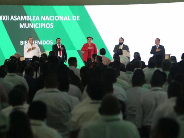 La presidenta Xiomara Castro y Luis Redondo acompañaron a los 298 alcaldes a la ceremonia de inauguración de la Asamblea.