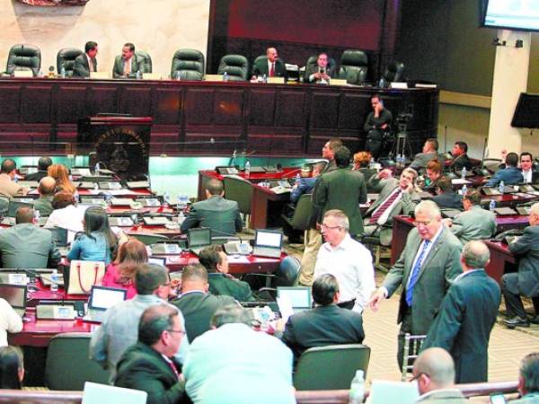 La comisión multipartidaria durante la presentación del informe en el pleno del Congreso Nacional.